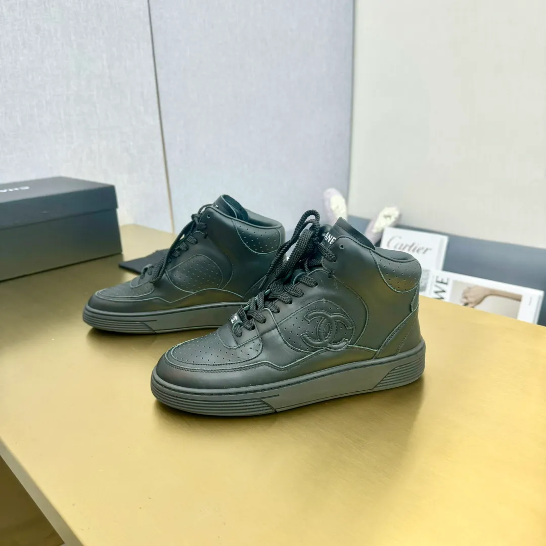 👟👟Ex-factory price 680👟👟 Top version oil edge craftsmanship, original order quality! 35-45 Couple Model Chanel Chanel 24C Early Spring Vacation Series Xiaoxiang Metal Casual Sports Shoes Gold Panda Shoes The latest foreign catwalk series Chanel Chanel 2023 early spring series is held in the second smallest country in the world. The series is inspired by Monaco's international seaside lifestyle, from the F1 racing track to the beach pool, from the casino to the tennis court, creating a diverse and unique new series of racing driver's helmets, one-piece suits and other elements that have been reinterpreted to be more fashionable. Exquisite packaging at the delivery counter🛍📦 ▪️Fabric: Original calfskin ▪️Lining: Original custom imported cowhide ▪️Sole: Original TPU outsole ▪️Size: Women's 35-45